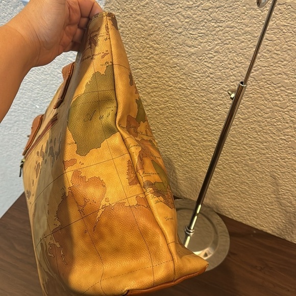 Prim Classe Shoulder Bag - Picture 7 of 13